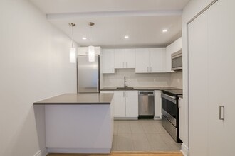 Building Photo - 1525 Av. Victoria