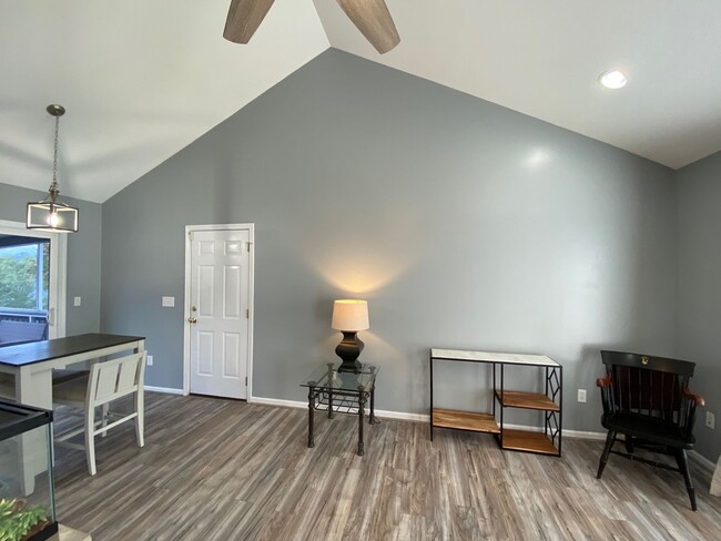 Building Photo - West AVL - Spacious Home in Scenic Bluff S...