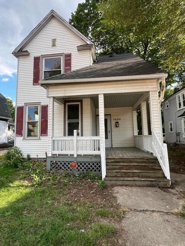Foto principal - 3 Bedroom Eastown Home!