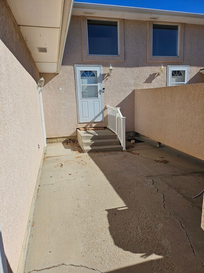 Building Photo - ALL PROSPECTIVE TENANTS MUST SUBMIT A $58 NON-REFUNDABLE APPLICATION FEE PER APPLICANT ONLINE AND...