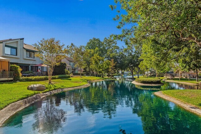 Foto del edificio - 22666 Spring Lake Ln