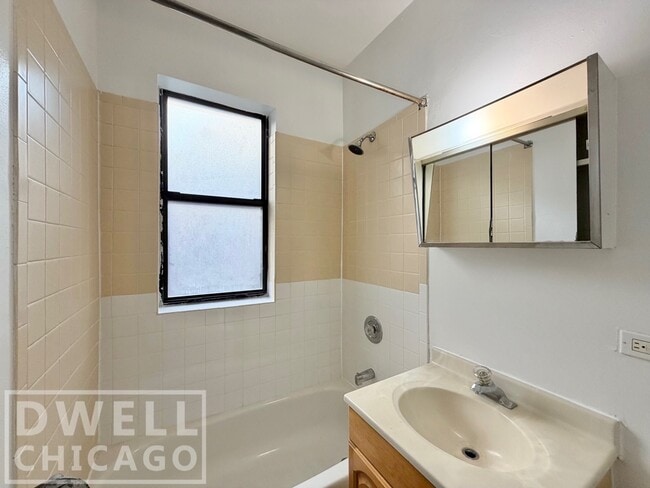 Foto del edificio - 1544 N Kedzie Ave