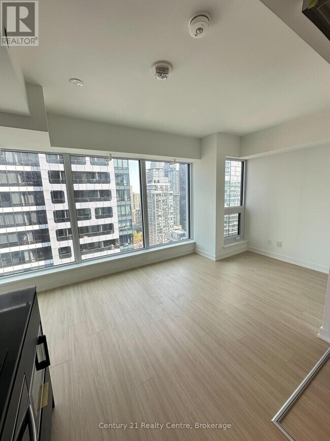 Photo du bâtiment - 8 Wellesley St W