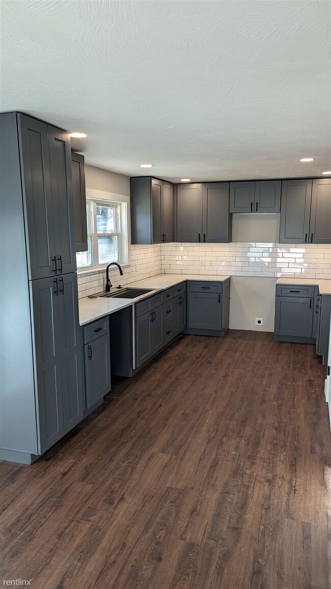Building Photo - 3 br, 2 bath House - 834 West Broadmoor St...