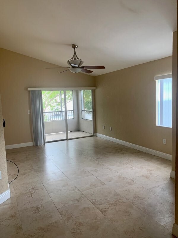 Foto del edificio - 2881 N Oakland Forest Dr