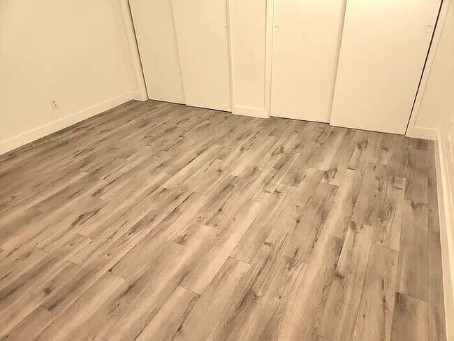 Building Photo - TERRIFIC 2 BEDROOMS 1 BATH SINGLE STORY FO...