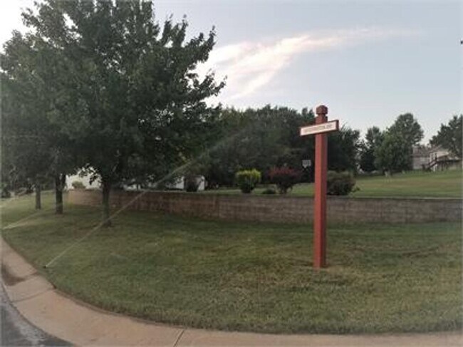 Building Photo - Large 4 bedroom home for rent