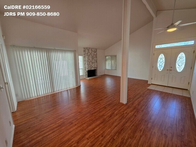 Foto del edificio - Irvine 3 Bedroom Home With Pool