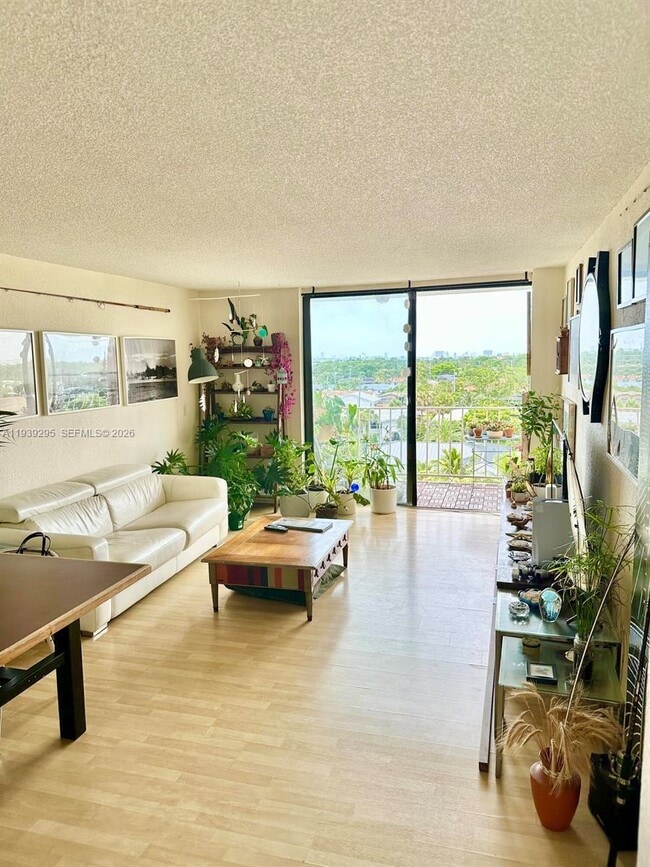 Foto del edificio - 2350 NE 135th St