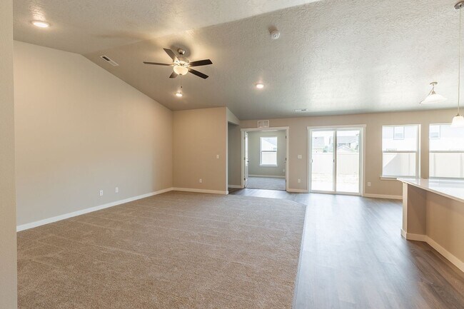 Building Photo - Perfect location for a 4 bed 2 bath with a...