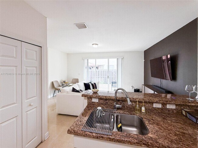 Foto del edificio - 8160 NW 116th Ave