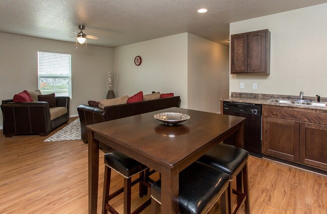 Cocina y sala de estar - 1630 28th Ave SW