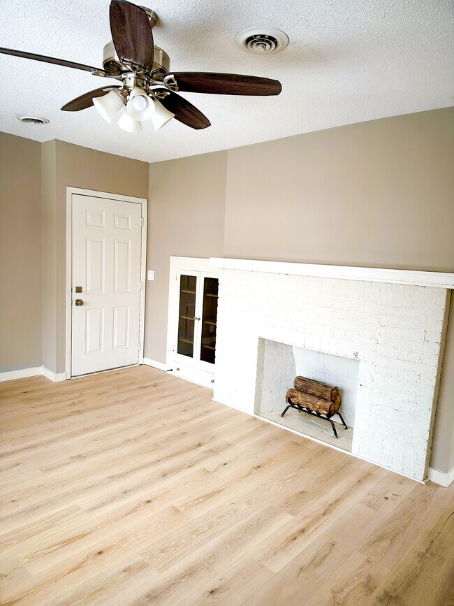 Sala de estar (puerta de entrada) - 3517 1st Ave S