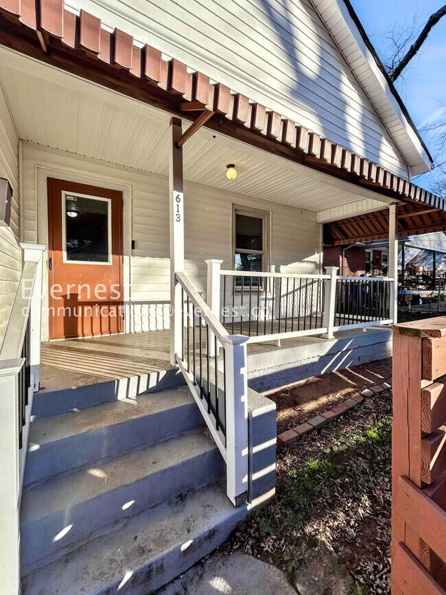 Foto del edificio - 613 N Jackson Ave