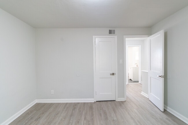 Building Photo - Salem Manor Apartments