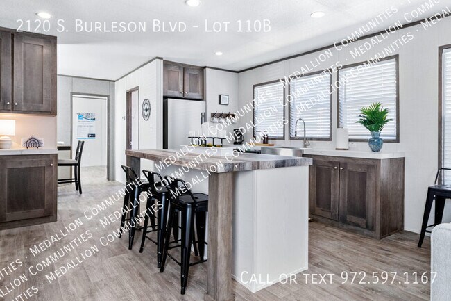 Foto del edificio - 2120 S Burleson Blvd