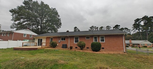 Foto del edificio - Walk to the river from this convenient rancher near Willow Oaks