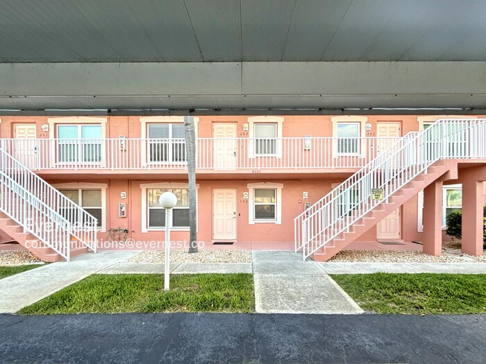 Foto principal - 4550 SE 5th Pl