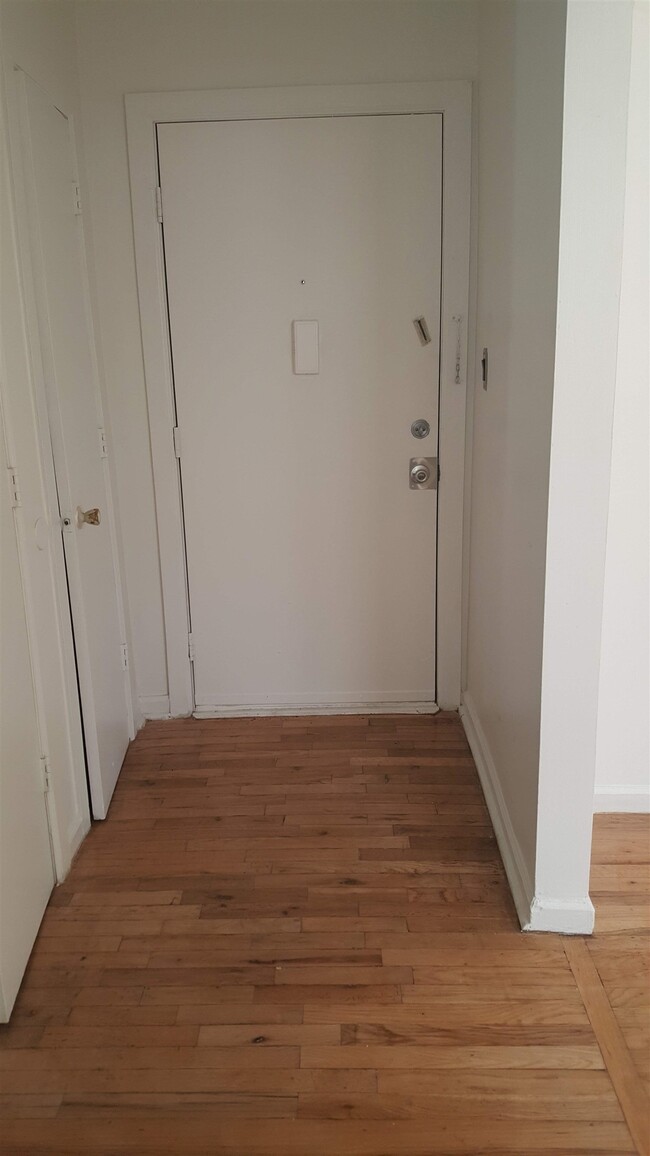 Foto del edificio - 135 Van Wagenen Ave