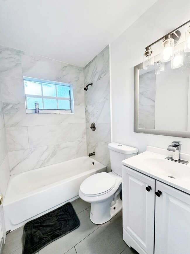 Building Photo - 207 Huron Pl