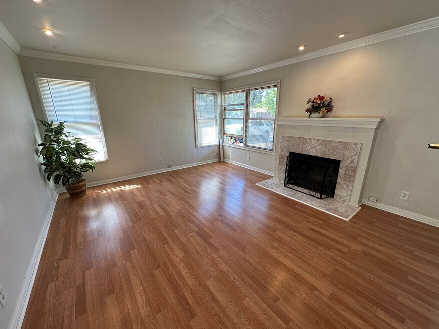 Single family 2 bedroom 1 bath, yard