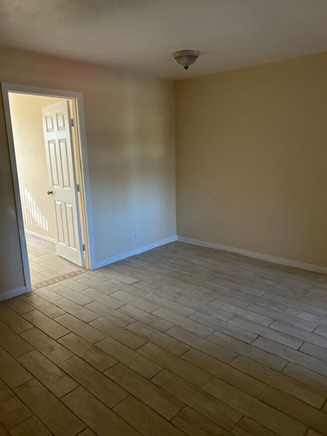 Foto del edificio - Well maintained 2/1 centrally located