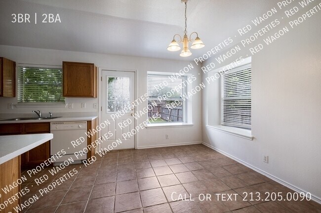 Foto del edificio - 5016 Crestwood Hill Dr