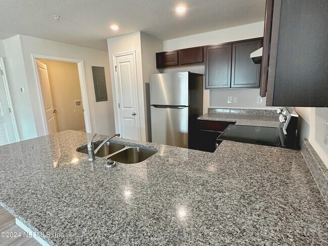 Foto del edificio - 6450 Sweetbay Ln