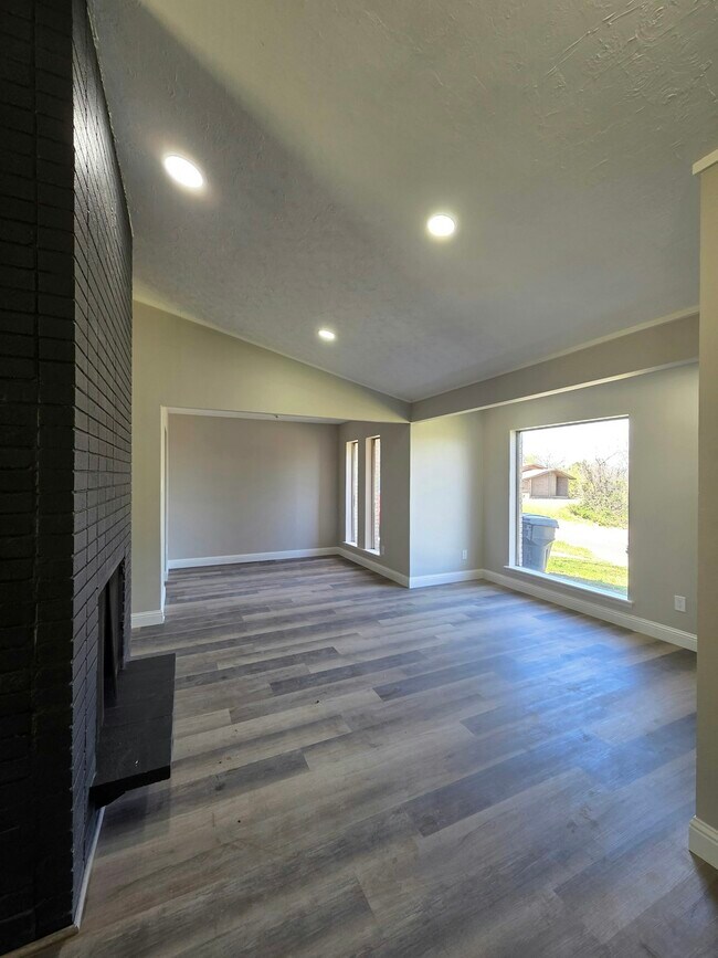 Building Photo - 2504 Magna Vista Dr
