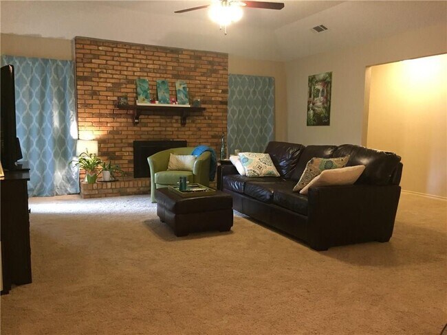Building Photo - 2726 Clear Springs Dr