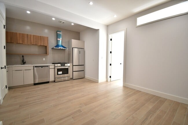 Building Photo - 582 E 138th St