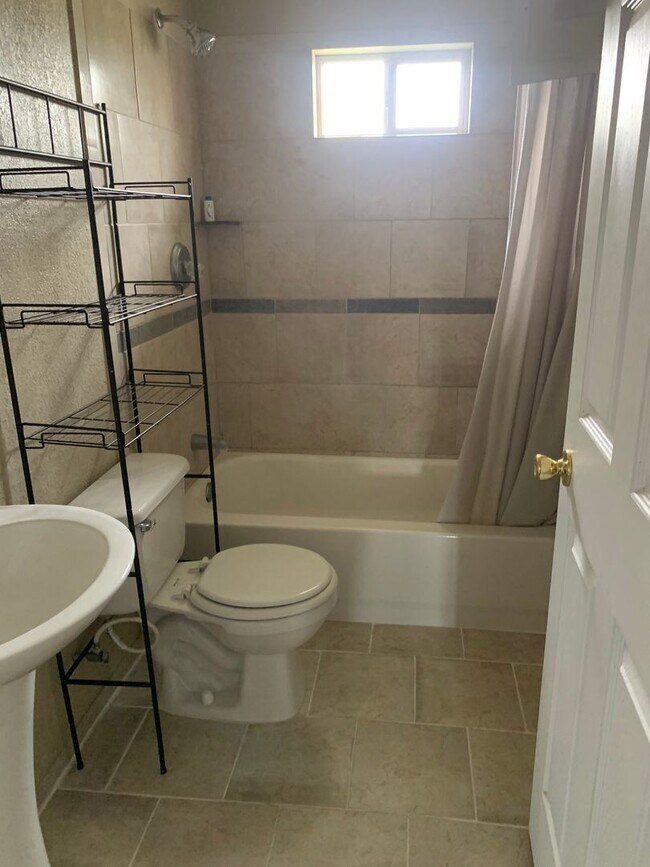 Building Photo - 3 br, 1 bath House - 946 Rickey Drive