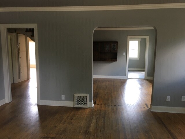 Building Photo - 844 S Indianapolis Ave
