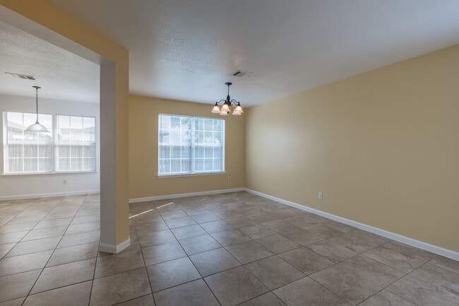 Building Photo - Spacious 4-Bedroom Home in Prime Round Roc...