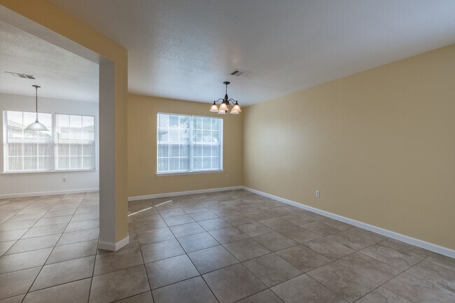 Foto del edificio - Spacious 4-Bedroom Home in Prime Round Roc...