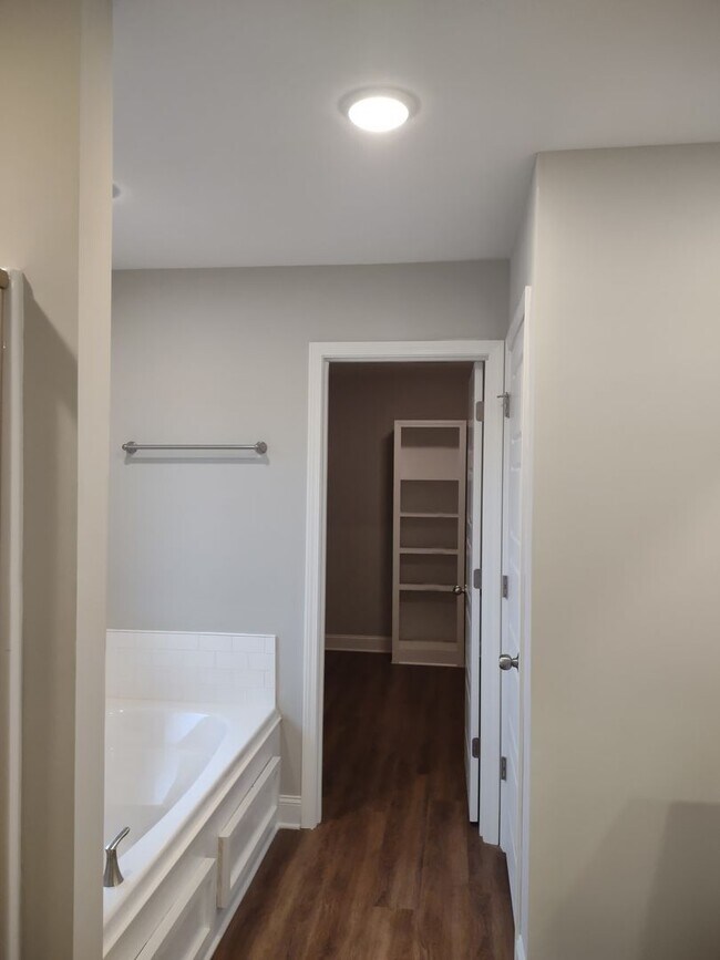 Foto del edificio - JUST REDUCED!! PLUS..***Move in Special..1...