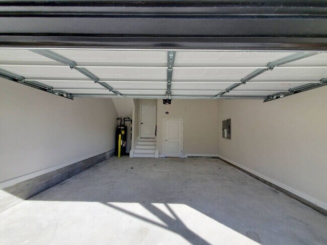 Foto del edificio - BRAND NEW TOWNHOMES AVALIABLE NOW