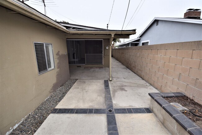 Foto del edificio - 2074 W Victoria Ave