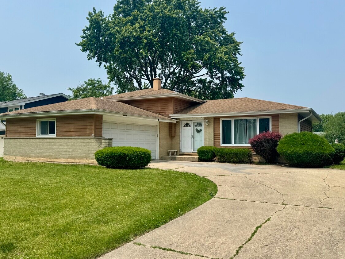 Foto principal - 23W354 Woodcrest Ct W