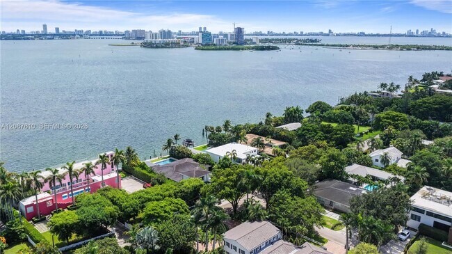 Foto del edificio - 9301 N Bayshore Dr
