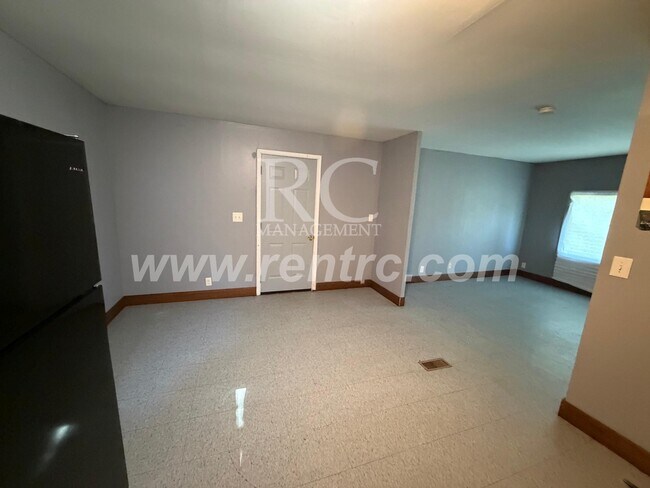 Building Photo - 907 Moore-