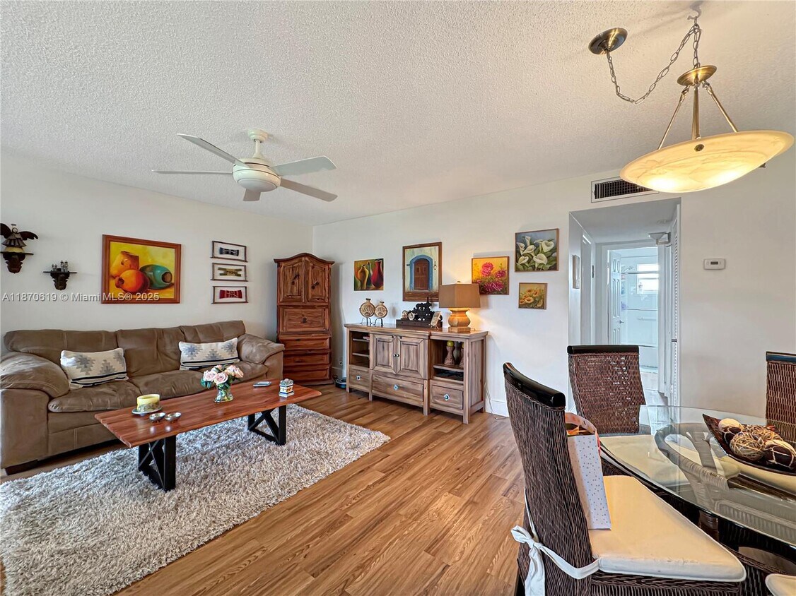 Foto principal - 5300 Washington St