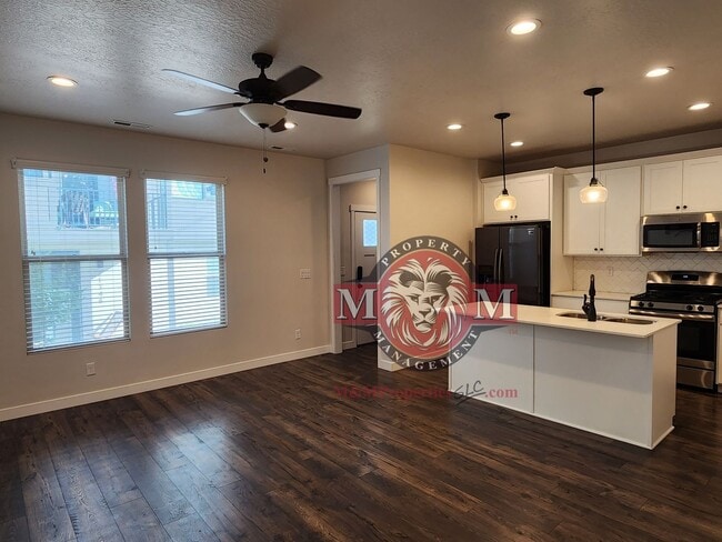 Foto del edificio - Great 3 Bd 2 Ba Townhome 2 Car Garage