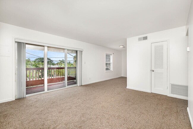Living Room - 913 S Colonial Ct