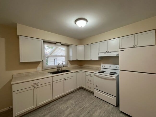 Building Photo - &#39;093