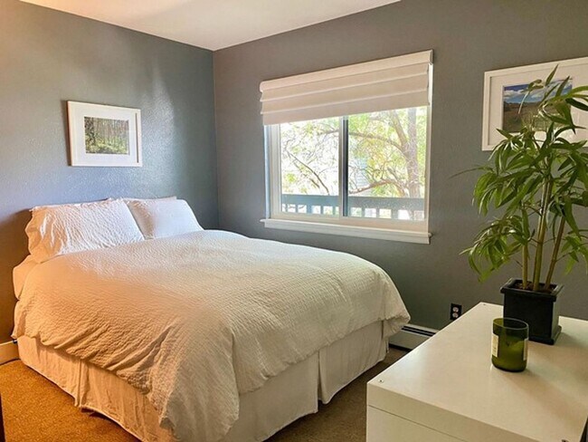 Foto del edificio - Fully Furnished 2B/1B Condo Available Now!