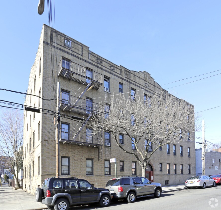 Foto principal - 89-32 138th St