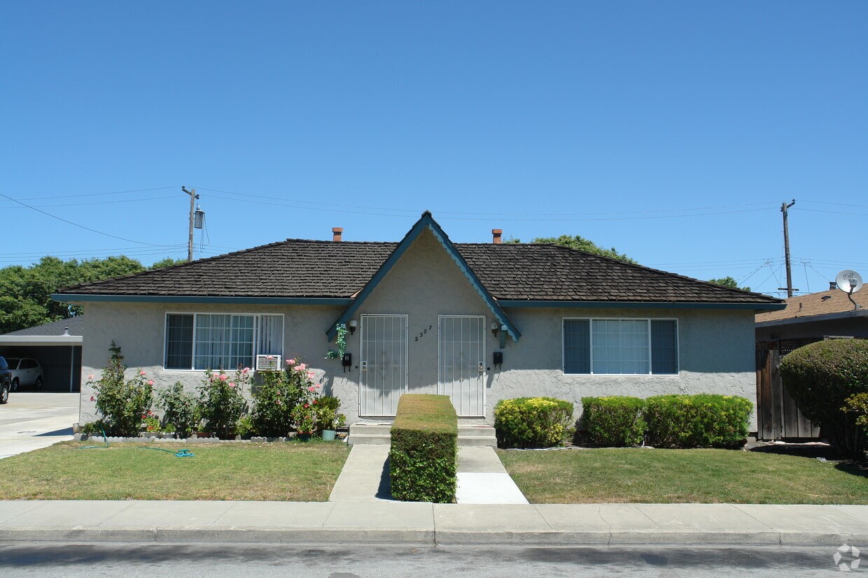 Building Photo - 2387 Karen Dr