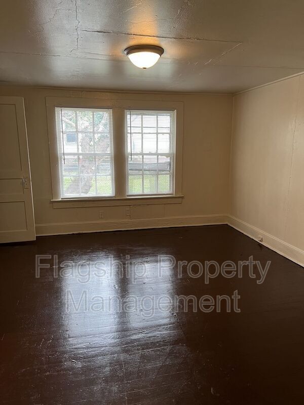 Building Photo - 1123 S Washington St