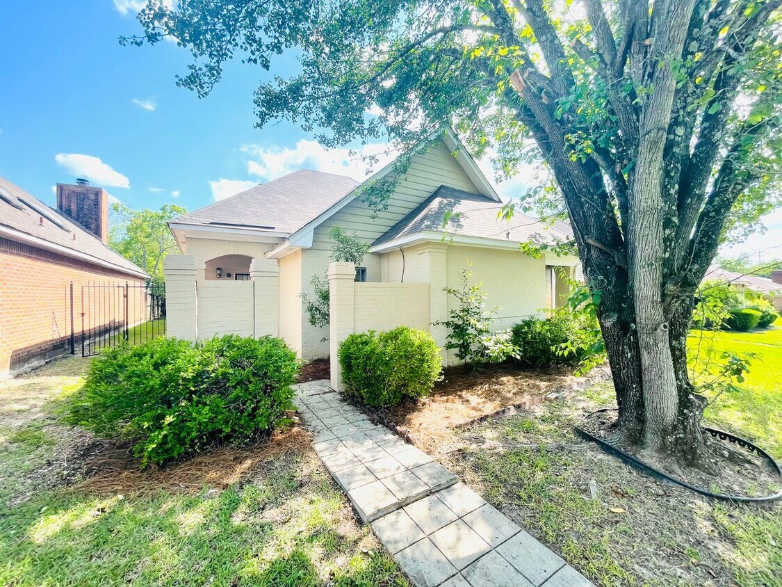 Primary Photo - ** 3 bedroom 2 bath located in Sutton Plac...